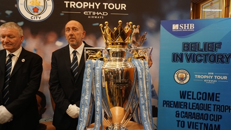 2 cúp vô địch mùa giải 2017-2018 của Manchester City đã có mặt ở Việt Nam