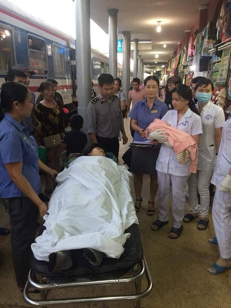 Nhân viên đường sắt hỗ trợ hành khách sinh con trên tàu