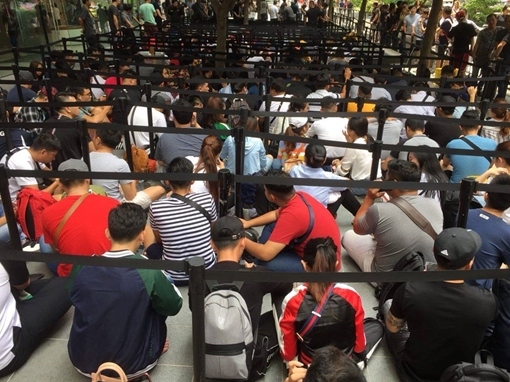 Cảnh dòng người nối đuôi nhau chờ mua iPhone Xs và iPhone Xs Max