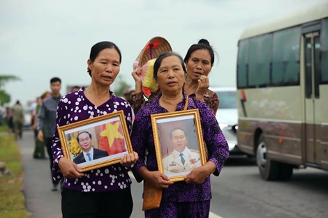 Người dân ôm di ảnh đón linh cữu Chủ tịch nước Trần Đại Quang ở quê nhà