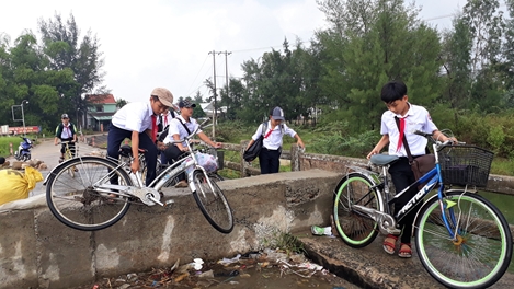 “Lỡ hẹn” xây cầu, người dân bất chấp nguy hiểm qua cầu chờ sập