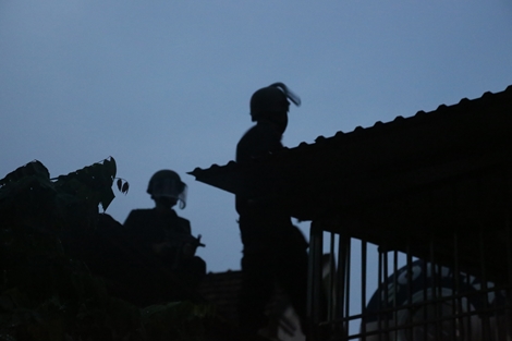 Toàn cảnh vụ vây bắt đối tượng sử dụng lựu đạn cố thủ tại TP.Vinh