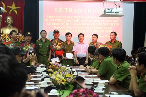 Trao thưởng cho các đơn vị bắt giữ đối tượng ôm lựu đạn cố thủ