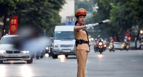 Ngày 20-10 của nữ CSGT thủ đô xinh đẹp