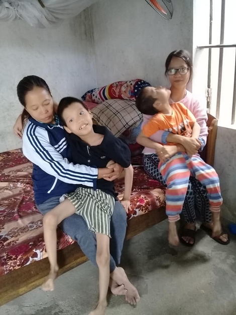 Xót xa vợ chồng nghèo chăm sóc 3 con mắc trọng bệnh