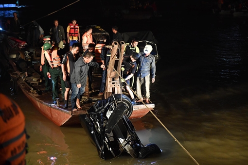 Phát hiện 2 thi thể trong chiếc Mercedes lao xuống sông Hồng