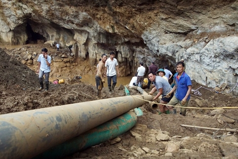 Hiện trường tìm kiếm 2 phu vàng mắc kẹt trong lò đào vàng trái phép