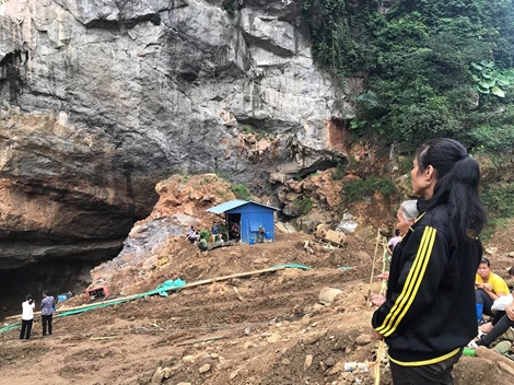 Đưa máy xúc vào lòng hang tìm kiếm 2 người đào vàng mắc kẹt