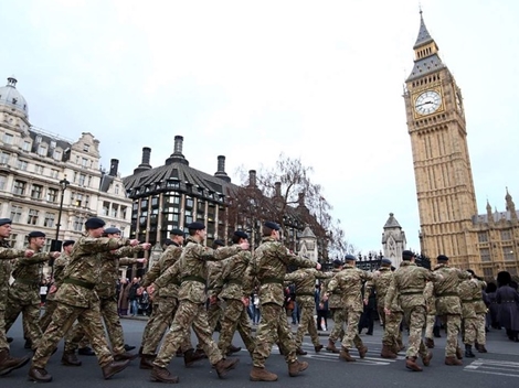 Tuyển mộ cả người ngoại quốc vào quân đội