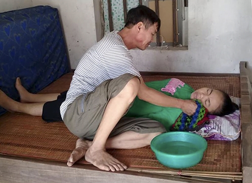 Bố mắc bệnh gan chăm sóc con gái mắc bệnh suy thận