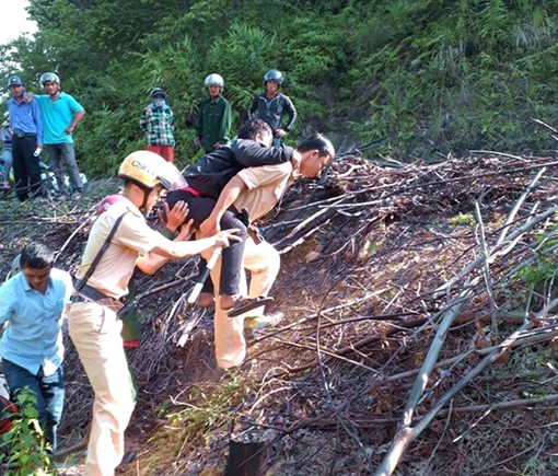 Cảnh sát giao thông kịp thời cứu thanh niên đi xe máy lao xuống vực sâu