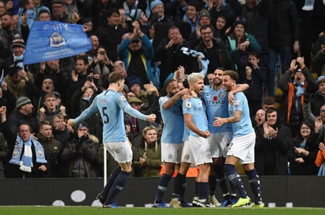 Vì sao đến giờ Man City mới bị "sờ gáy"?