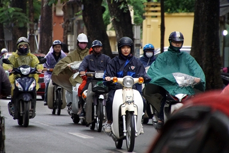 Người Hà Nội co ro trong tiết trời mưa lạnh nhất từ đầu mùa