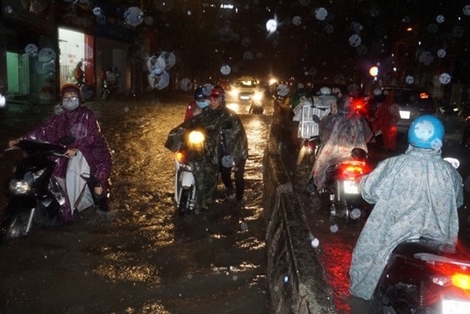 Bão số 9 suy yếu thành áp thấp nhiệt đới, Nam Bộ mưa lớn