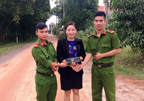 Hai chiến sĩ Công an nhặt được ví có 50 triệu tìm trả người dân