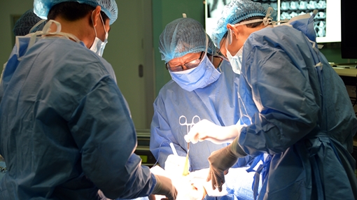 Mổ thành công lấy khối u 4kg trong cổ người phụ nữ