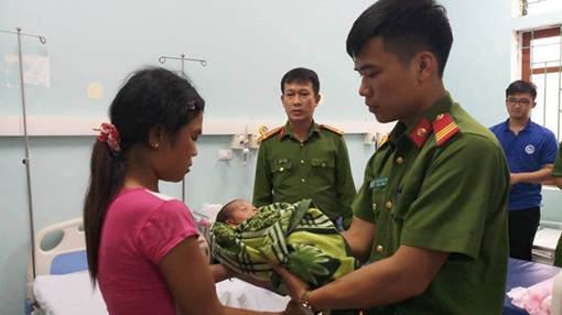 Cám cảnh người đàn bà bán con lấy 32 triệu đồng