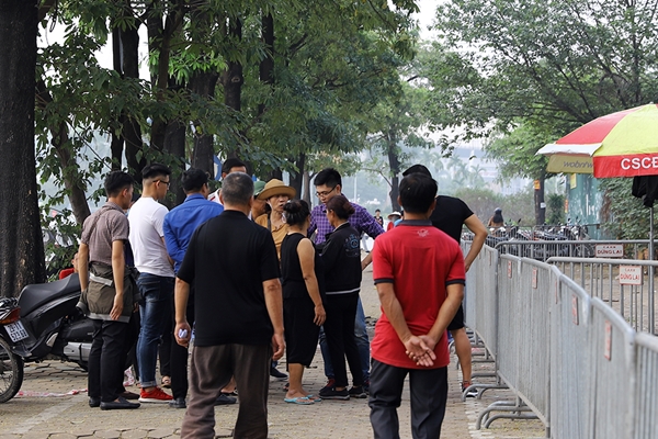 Vé trận bán kết được cò đẩy lên 8 triệu bán trước cổng VFF