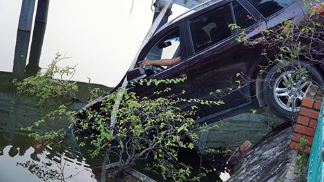 Xế hộp mất lái, tông dải phân cách lao xuống hồ Trúc Bạch