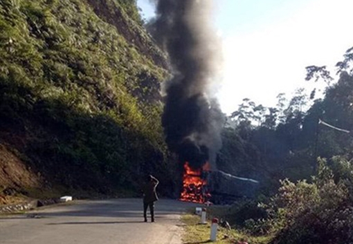 Xe gạo cứu trợ người nghèo bốc cháy trơ khung