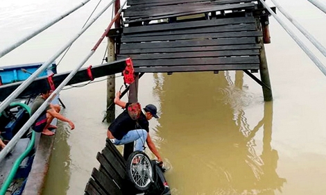 Sập cầu gỗ ở Nha Trang, 3 người may mắn thoát chết