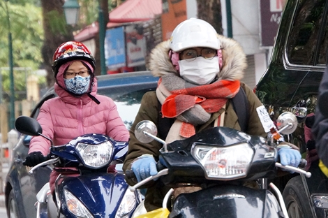 Người Hà Nội co ro trong ngày đi làm đầu năm mới