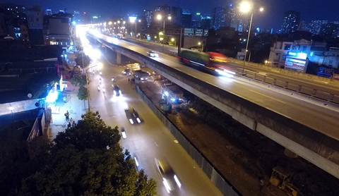 Công nhân xuyên đêm lạnh xén vỉa hè, mở rộng đường Vành đai 3