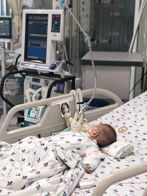 Con suýt chết vì bố mẹ đựng hoá chất trong chai C2