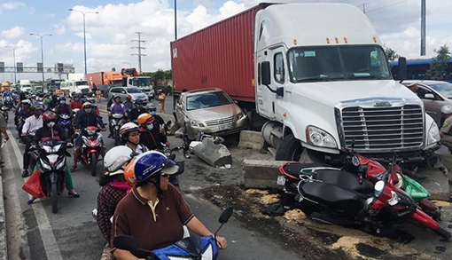 Ám ảnh "hung thần" đầu kéo container