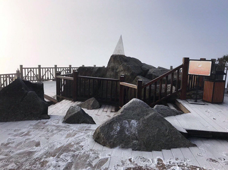 Ngỡ ngàng ngắm băng tuyết phủ trắng đỉnh Fansipan