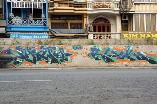 Đường đê Nghi Tàm sau nâng cấp bị Graffiti bôi bẩn
