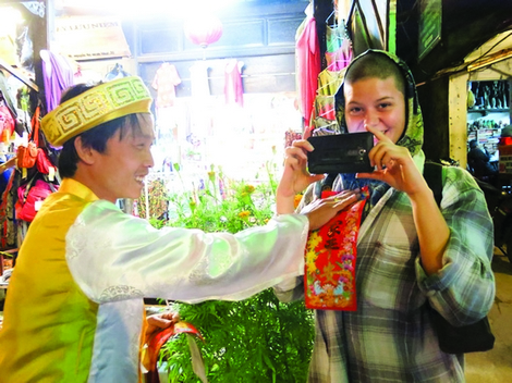 Chuyện Tây ăn Tết Kỷ Hợi ở phố Hội