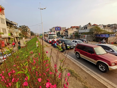 Chiều 27 Tết, người Hà Nội chán chường vì tắc đường 