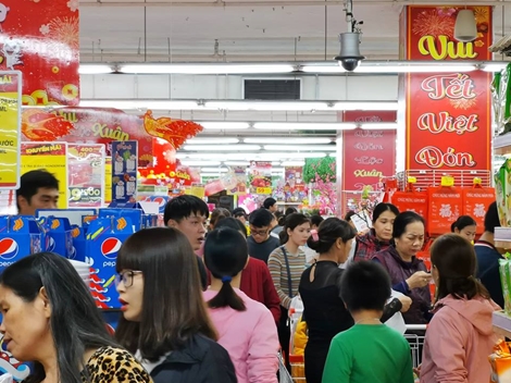 Siêu thị đông nghẹt người chen chân mua sắm ngày cận Tết