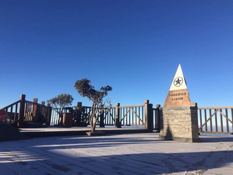 Băng giá trắng xóa đỉnh Fansipan ngày mùng 2 Tết