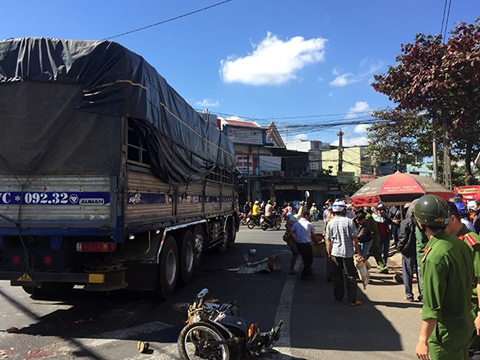 Bị cuốn vào gầm xe tải, hai vợ chồng thương vong