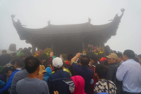 Vạn người đổ về Yên Tử, kẹt cứng đường lên chùa Đồng