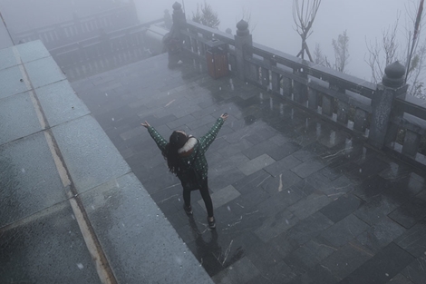 Du khách phấn khích vì tuyết rơi như trời Âu trên đỉnh Fansipan