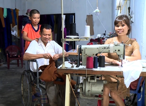 Chồng ngồi xe lăn, vợ có đôi bàn tay không ngón và chuyện tình đẹp như cổ tích