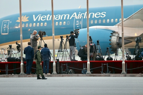 Phóng viên túc trực tại sân bay Nội Bài chờ đón Tổng thống Trump