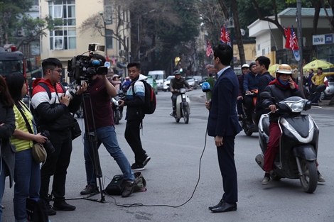 Phóng viên vây kín bên ngoài khách sạn Melia