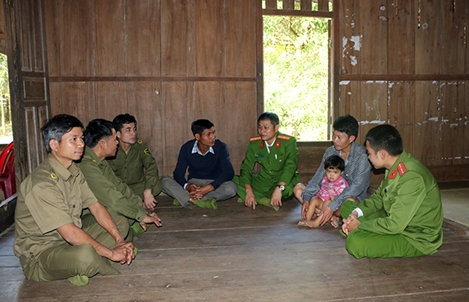 Bám bản, gần dân để xóa bỏ hủ tục