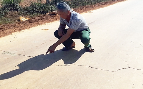 Đường nông thôn chưa nghiệm thu đã xuống cấp