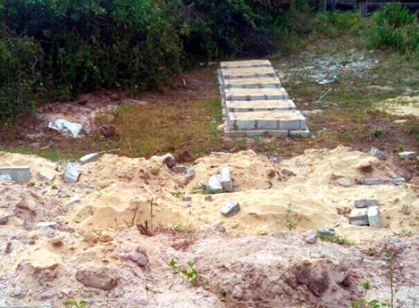 Xây mộ giả trong đất dự án mở rộng sân bay để chờ đền bù