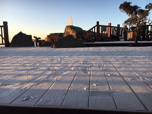 Hà Nội nóng như hè, Fansipan xuất hiện băng giá