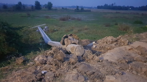 Sập cột điện, 2 người thương vong