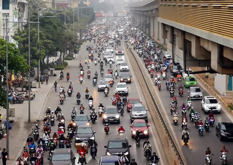 Dòng xe cộ nhích dần từng mét trên 2 tuyến đường dự kiến cấm xe máy