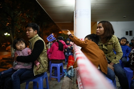 Bồng bế con đội mưa rét đi xét nghiệm sán lợn từ tờ mờ sáng