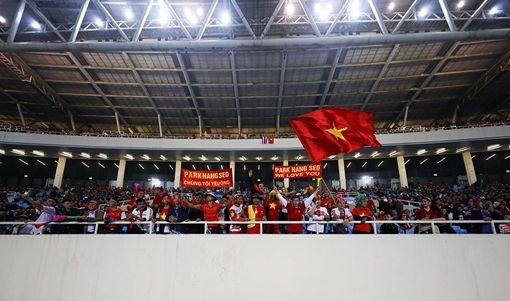 Khán đài sân Mỹ Đình cuồng nhiệt trước giờ bóng lăn