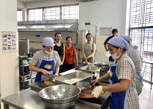 Phụ huynh cùng tham gia giám sát bếp ăn trường học